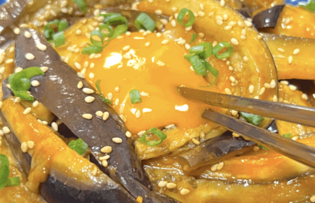 【なす2個あったらコレ作ってーー!】ビビるほど旨い食べ方「最高です(泣)」「とろ〜り」“レンジ完結”は神