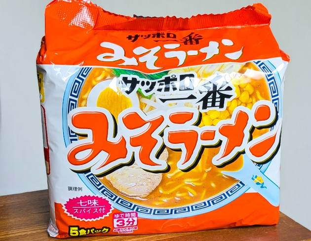 【食べちゃダメ!?】袋麺に「切れ目」が…見た瞬間"ゾッ"→食品メーカーの回答がまさかの理由だった