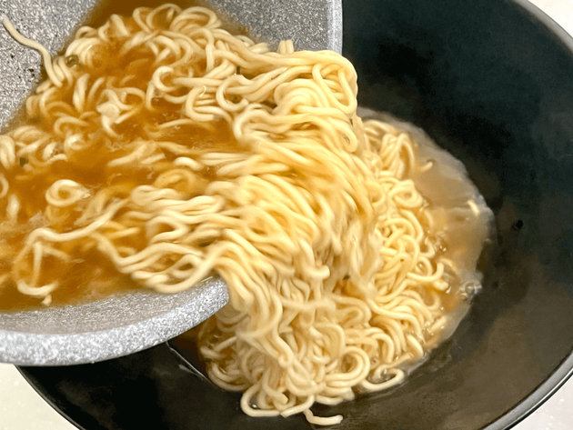 【袋ラーメン、その作り方は絶対ダメ!】「なぜかみんなやるけど…」調理師がハッとする警告→「これやってた…」