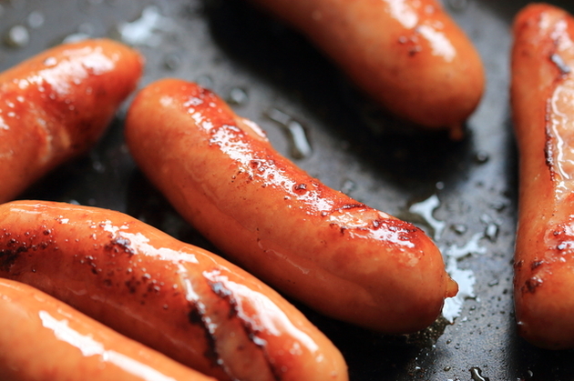 【ウインナー買っても、焼かないで！？】ドボ〜ン→完成！考えた人天才(泣)「家族ウケ抜群」背徳感たまらん…ビビるほど旨い食べ方