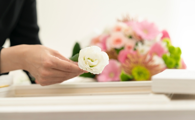 「笑顔は不謹慎だった？」久しぶりの親戚の集まりで気付いた通夜の振る舞い方【体験談】