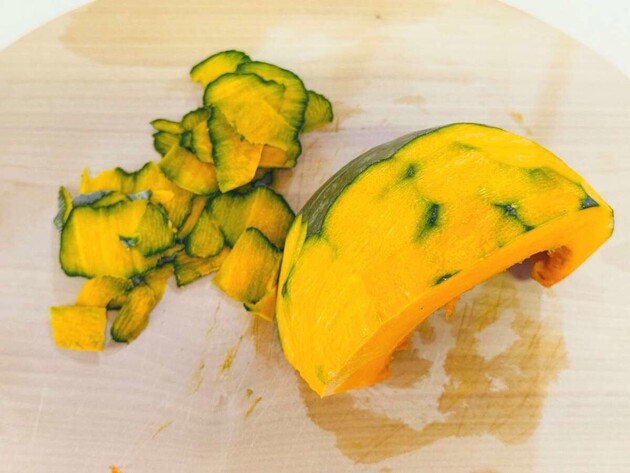 【かぼちゃはもう煮物にしないで〜！！！】レンジだけでバカうっま！「衝撃すぎる食べ方」に感動「ラクに切れる裏ワザも」