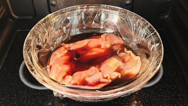 【鶏もも買っても、焼かないで！？】生のままドボ〜ン！天才(泣)SNS反響「リピします」「こうすれば良かったのね」“レンジだけ”でビビるほど旨いメイン