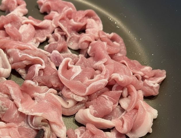 【豚こま買っても、いきなり炒めないで！？】生のまま“あの液体”ドボ〜ン！「白ごはん止まらん(泣)」「目からウロコ」ぶっ飛ぶほど旨い食べ方