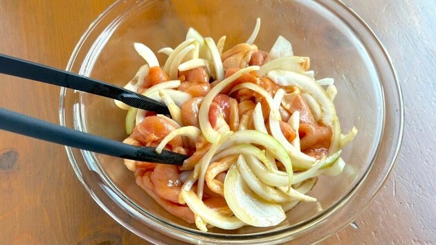 【生姜焼きはもう一生これ〜！！】料理上手がこっそり教える「前に戻れない(泣)」「超やわらかい」“ドボ〜ン”→レンジで一発完成