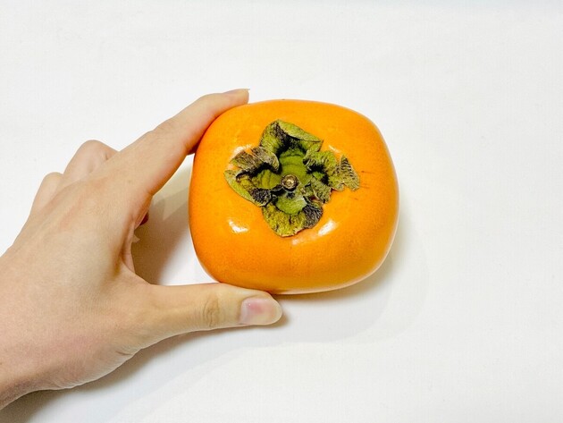 【柿】の皮、もう包丁で剥かない!?誰でもスルッと簡単「固くても柔らかくても大丈夫」裏ワザ2選