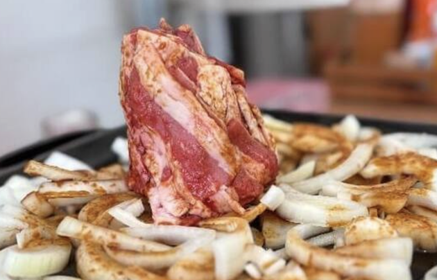 【すごいのキターーッ！】“40分待ち”で入店【青森の超B級肉グルメ】「飯が進む(泣)」米軍も愛した「超ガッツリ肉」が旨すぎる！焼きしめるのがコツ