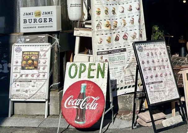 【肉汁暴力】日村さん大興奮!!『バナナマンのせっかくグルメ』放送後「マジで美味そう」「食べてみたい」の声殺到！心に残る“腹パン”バーガー