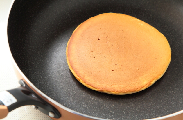 【パンケーキ】ボウル使わないでー！？“裏ワザ”試した結果→「テンション上がって大量生産」「困惑中w」試す価値あり！超ストレスフリー