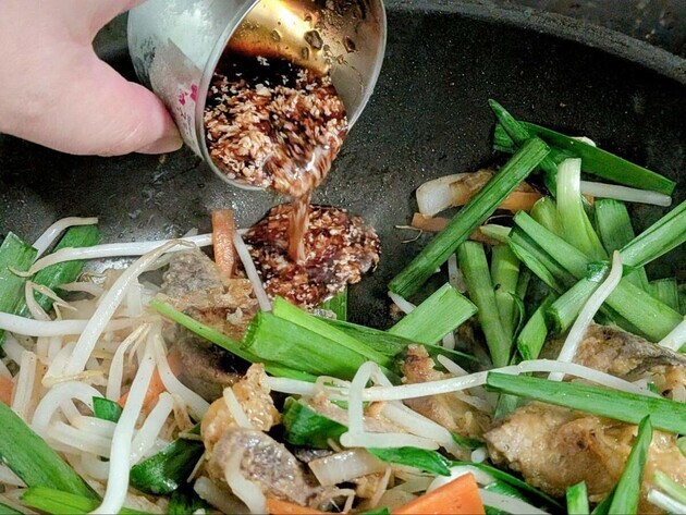 【YouTube大バズ！】元店長がこっそり教える「王将のニラレバ」再現で大成功！「お店の味やん…」すげー！家族も絶賛！