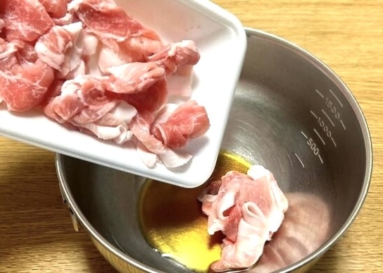 【やっすい豚こま肉→先に“あの液体”にドボ〜ンしてー！】「何で今までやらなかったの」「味しみしみ！」大反響の食べ方！