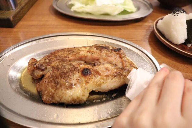 ケンミンショーでも話題！地元民も行列する【香川県の超人気肉グルメ】「ガブッと豪快にかぶりつけ！」「ひとりで2本頼む人も」超絶品