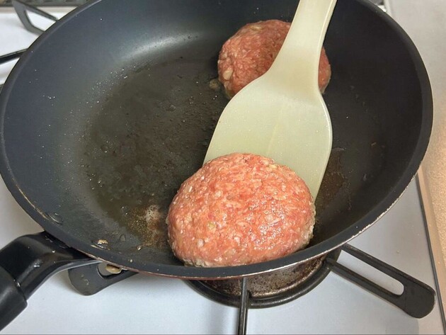 【ハンバーグはもう一生これ！！】三國シェフがこっそり教える「簡単なのに震えるほど美味しい」レシピ「高級店のお味やん…」