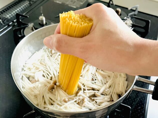 【明石家さんまさんも驚愕】「包丁いらず」「ひとり飯に最適」ヒロミさん直伝「あの粉ササっと入れてみて!!」激美味パスタ