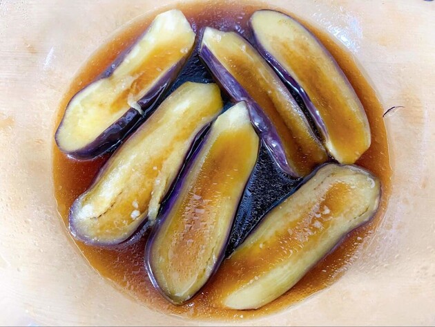 【なす買っても、揚げないで！？】"あの液体"にドボ〜ン！これ考えた人天才(泣)「こうすれば良かったのね」“レンジ完結”めっちゃ旨い食べ方