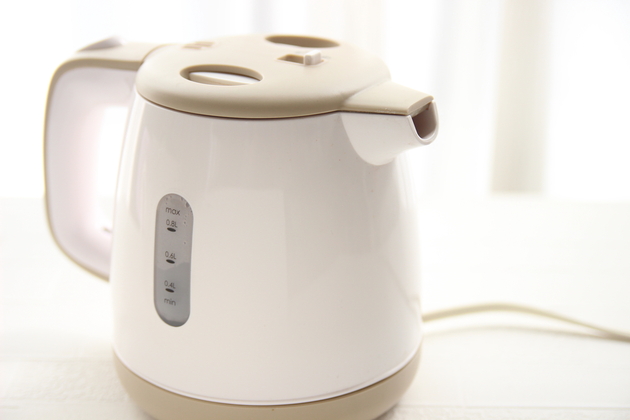 【お願い！やってたらすぐやめてーーー！！】メーカーの警告に「え！？うちでやってた…」「早く教えてよ(泣)」やりがち“ケトルのNG”4選