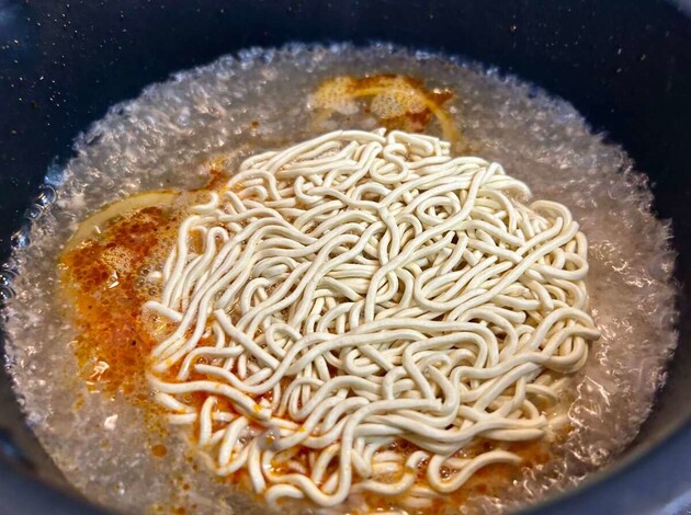 餃子の王将“メニュー開発責任者”が『ジョブチューン』で明かした【ぶっ飛んだ“袋麺”の食べ方】に驚愕「めちゃくちゃ美味しい!!」家族が大興奮