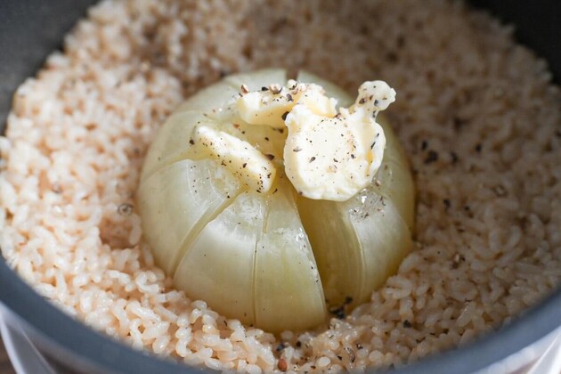 【炊飯器に“玉ねぎ1個”ドボ〜ンするだけ！！】家族大絶賛「子どもも大人も夢中」おにぎりにしても◎