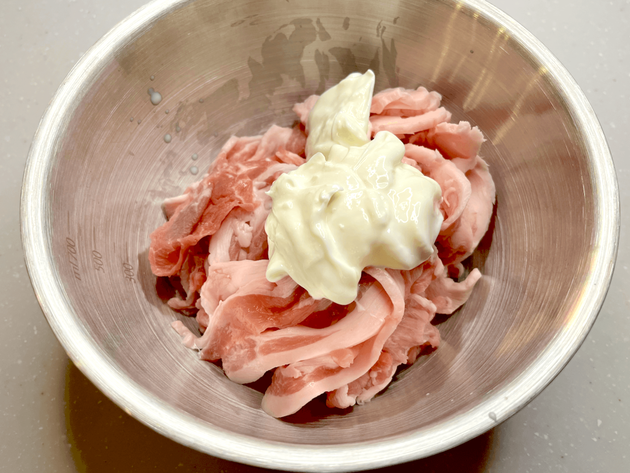 【"豚こま"はもう一生これ！！】まさかの"アレ"で揉み込む裏技「完全に店の味だよ…！」「うめぇぇ〜！！」実食した調理師が止まらぬ爆食！