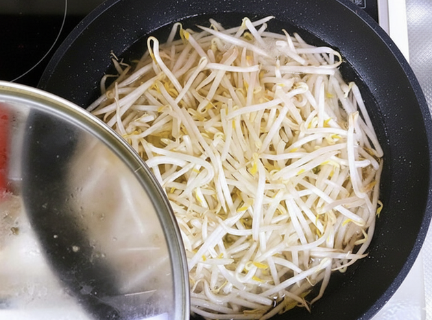 【和田明日香さん】は“もやし2袋”をこう食べる！！放送時、スタジオ騒然「まるでラーメン(笑)」「これは大正解！」止まらない美味しさ…