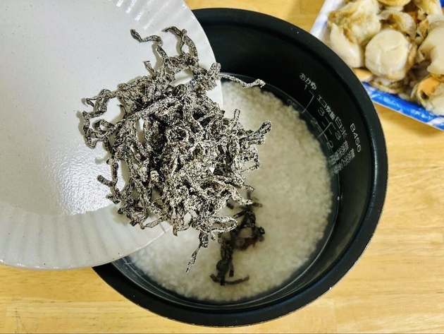 【塩昆布ドボ〜ン→炊き込みご飯】が天才！「何これ本当にうまい！」バナナマン日村さんも大絶賛！タサン志麻さんの神レシピ