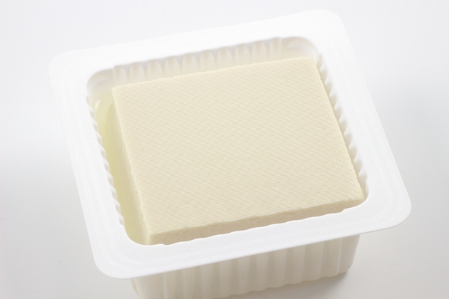 【意外な真実】豆腐の周りの水、飲んだらアウト！？→"食品メーカー"がズバリ回答！「目からウロコ」の"食べ方"も
