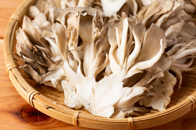 【コレのために「舞茸」常備します！】「おつまみに最高！」炊き込みご飯にしない“うんま〜い食べ方”