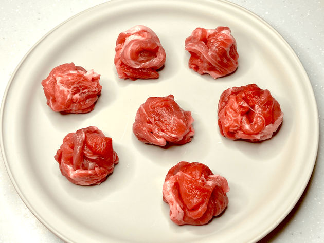 【豚こまは炒めないでーー！！】実食した調理師が驚愕「なんだこの"焼き肉感"は…！？」コロコロポンポンしてジュージューする食べ方！