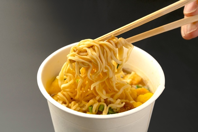 【みんな〜！その夜食、やめてーー！】「肥満や糖尿病リスク増大も…」管理栄養士がハッとする警告→「食べたいけどやめときます…」