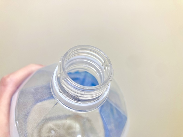 【その"ペットボトル飲料"の飲み方、危険です！】プロがデメリットを注意喚起→「たった数時間で細菌が…！？」「冬は特にやばいな…」