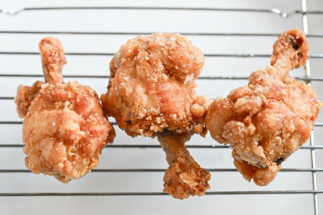 【“目玉が飛び出るほど”旨い!!手羽元の食べ方】「こんな簡単なの？」「カリッカリ」プロが教える“手で持って食べられる唐揚げ”ワザ！