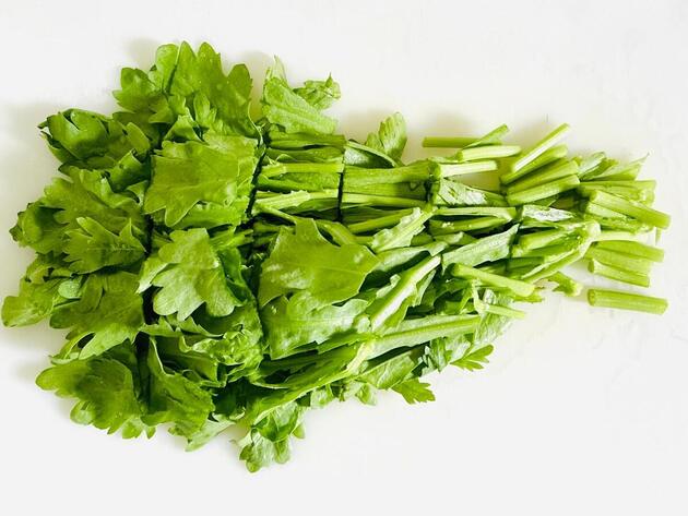 「鍋に入れる」だけじゃない！【春菊】のめっちゃ美味しい食べ方!!「お弁当にも超活躍」簡単レシピ