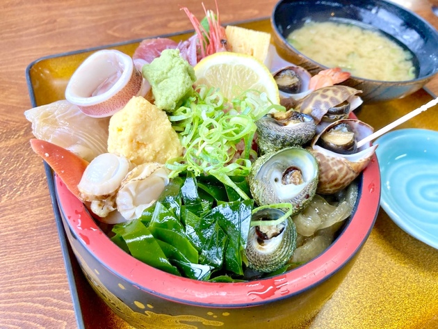 これは"島"じゃなきゃ出てこないわ…！【佐渡ヶ島】地元民が通いまくる"隠れ名店"「具材の種類半端ないなー！」やばすぎる海鮮グルメ2選！