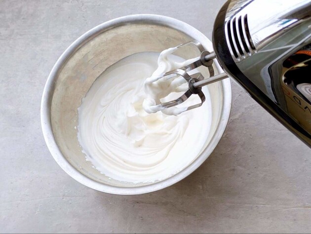 【元パティシエ】が教える『絶対にやめてほしい泡立て方』に「ぎくり！」「クリーム飛び散る原因これか」