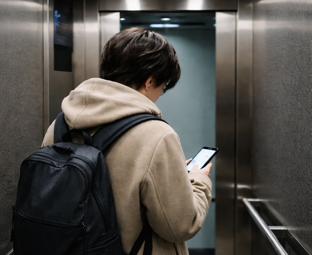 【エレベーターで絶対やらないで！狙われやすいNG行動】防犯のプロ「無意識でやってる人が多すぎる」