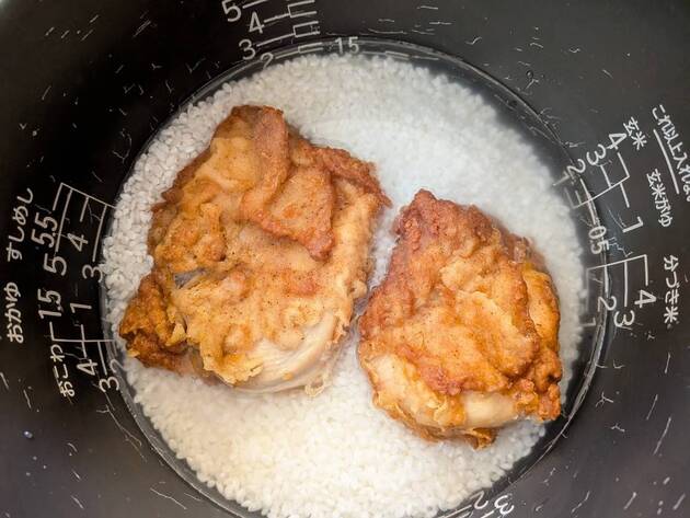 【ケンタッキー公式】炊飯器に“ドボ〜ン”が大正解！？「調味料ナシで神」→中学生娘「普通に食べればいいじゃん！」果たして結末は…