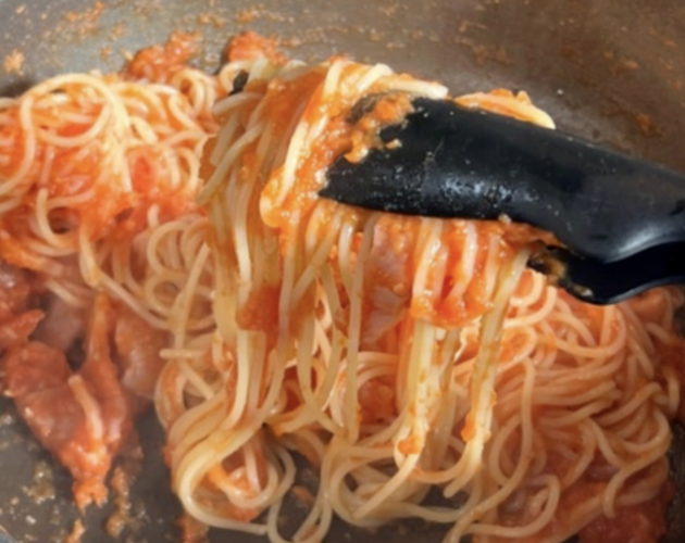 その手があったか〜！！【“タモリさん流”トマトスパゲッティ】に驚愕「ノンストップでペロリ(泣)」「段違い！」市販のソース超え