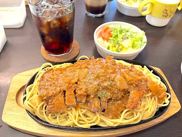 【うおぉおお！ウマそぉーーッ！】「デカすぎて→はみ出てるやんけ！」「すごいのきたなこれ！」"並んでも食べたい"釧路市のソウルフード！