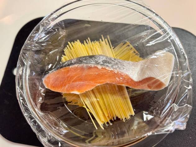 今まで何だったの？【鮭】「全部“ドボ〜ン”→レンチン」で感動の出来栄え！本格“お店風”爆誕