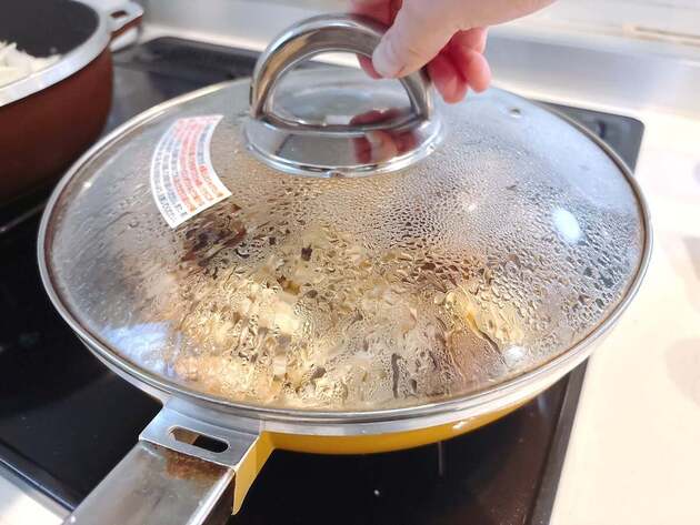 【しめじはコレ覚えておけばいい！】土井善晴さん「無限にイケる」「秒で消える」"旨味がじゅわぁ～"な食べ方！「サラダにのせるとめっちゃウマ♡」