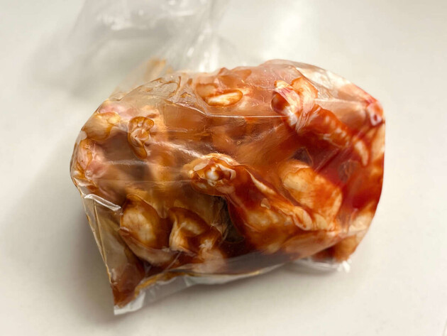 “農家のおかん”が教える【鶏手羽元のばか旨い食べ方】が美味しいい！「ここ切ればいいのね！」「食べやすい」“あの液体”にドボ〜ン→焼くだけ