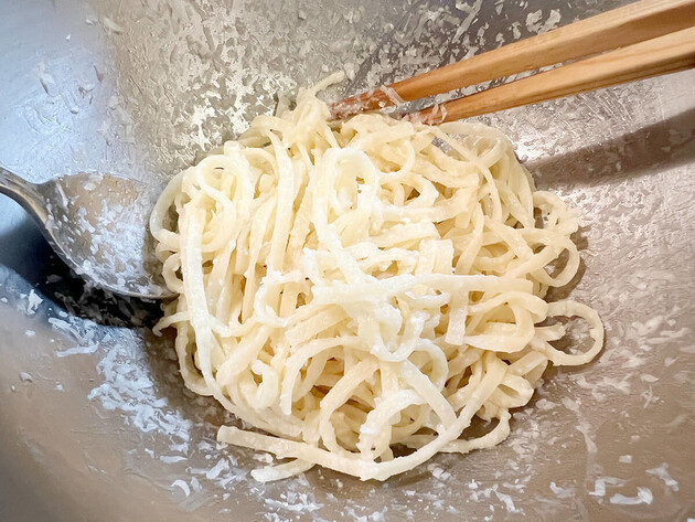 【パスタはもう一生コレ！？】米国で大人気「バターチーズパスタ」が衝撃的にウマすぎた…「次は倍量で作る」