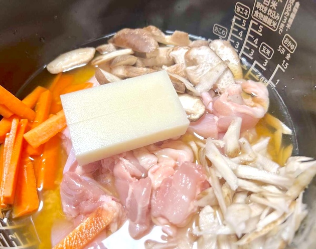 【余った切り餅1個】→“炊飯器にドボ〜ン”が大大大正解！！「もっちもち」「炊飯器におまかせ」至福の炊き込みご飯、爆誕