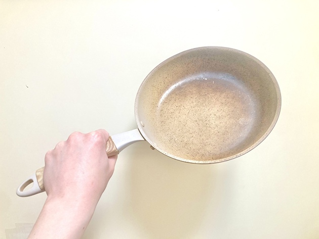 【その"フライパン"の使い方やめてーー！！】「なぜかみんなやるけど…」調理師が"ハッとする警告"