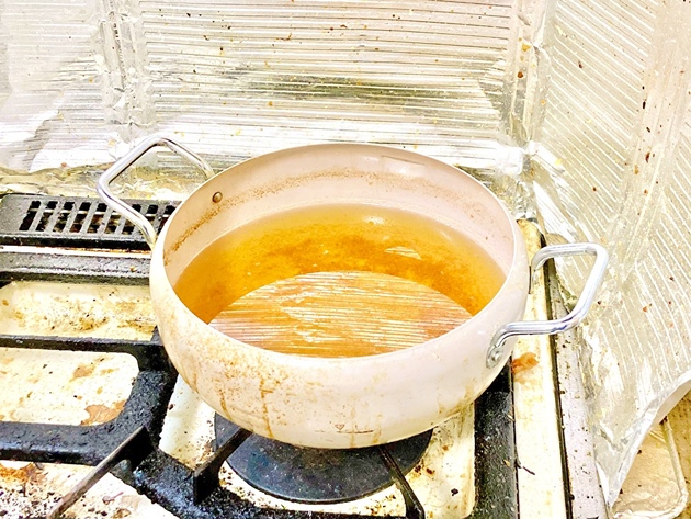 【その"揚げ物"の作り方、絶対やめてーー！】「本当に危険ですって…」調理師がゾッとする『やりがちNG行動』→「うわ！やってた…(反省)」