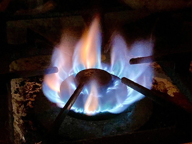 【"とりあえず強火"で炒めるの、絶対やめてーー！！】「マジで危機感持った方がいい」調理師の"ゾッとする"警告→「え、あっぶな…！」「もうしません…」