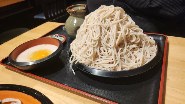 よる7時でも満席！最安値は550円！JR札幌駅直結の人気店「普通盛＝他店では大盛レベル」