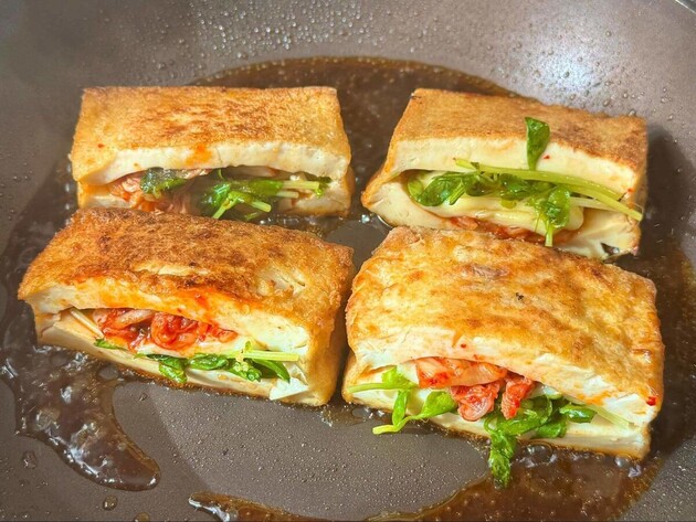 うますぎて震えた…【厚揚げはこの食べ方が最高】「照り照り」「とろ〜り」"詰め込むだけ"で禁断の味