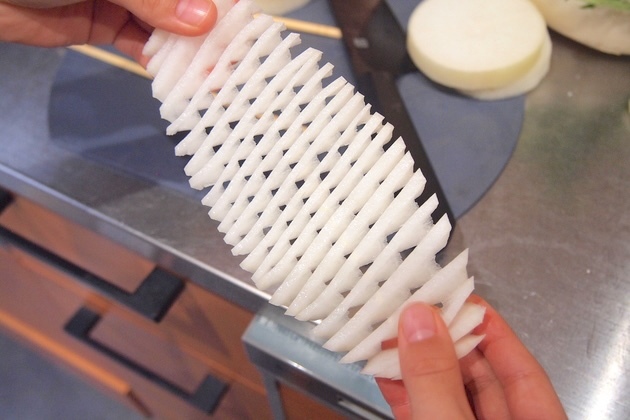 うますぎて震えた…【大根はこの食べ方が最高！】「見た目のインパクトすごい！」「びろ〜ん！」"切り込み入れるだけ"で驚愕の味！