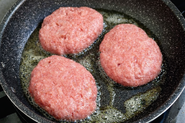 【やってたら至急やめて！ハンバーグのNG食べ方】「お店の真似しないで(泣)」「食中毒の恐れも」管理栄養士がゾクリとする警告！